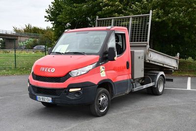 un camion rouge garé dans un parking