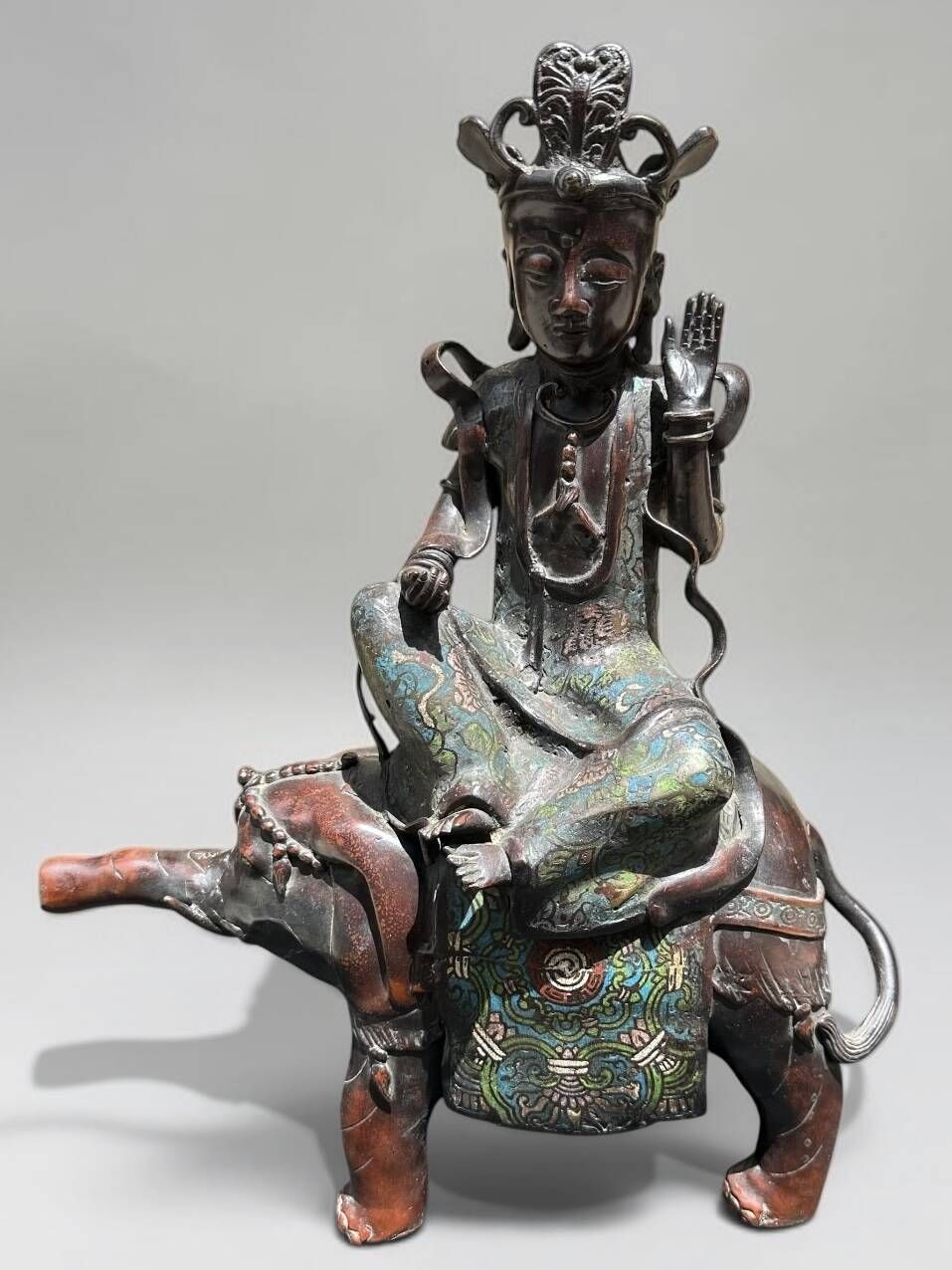 Important groupe en bronze à patine brune et rehauts d'émaux champlevés représentant le Bodhisattva Samantabhadra (Pu...