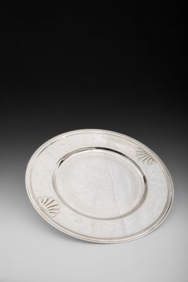 CHRISTOFLE Plat en métal argenté à décor de coquilles le bas…