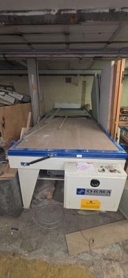 une machine qui se trouve à l'intérieur d'un garage