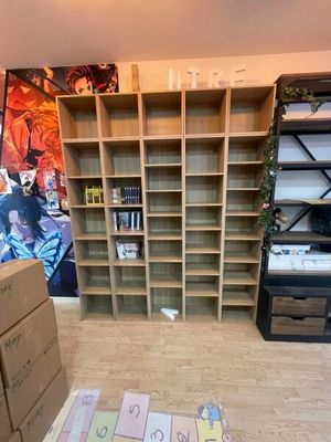 - Environ 2.5 mètres linéaires d'étagères en stratifié bois …