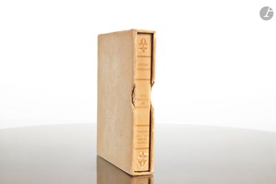 un livre posé sur une table devant un fond blanc