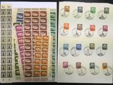 deux pages de timbres à gauche et une feuille de papier à droite