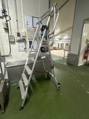 une échelle posée au milieu d'une pièce