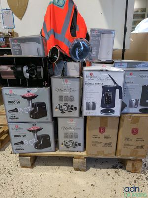 une pile de cartons posée sur une palette, avec un casque posé dessus