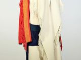 une photo d'une blouse blanche à franges sur un mannequin
