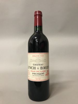 une bouteille de vin posée sur une table