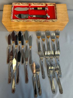 beaucoup d'argenterie sur une table avec une boîte rouge