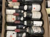 Les bouteilles de vin se trouvent dans un carton posé sur une table
