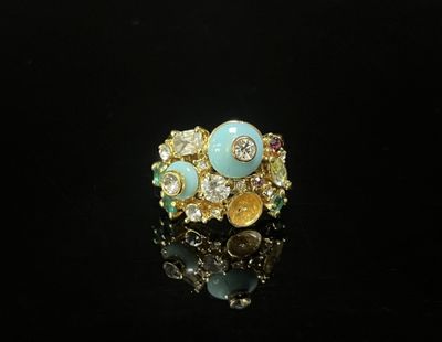 un gros plan d'une bague posée sur une surface noire, avec un fond noir
