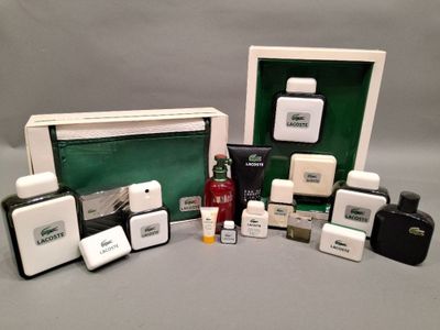 tout un tas d'objets différents qui se trouvent dans une boîte