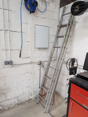 une photo d'une pièce avec une échelle et un ordinateur portable