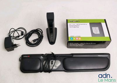 une télécommande et un chargeur posés sur une table