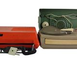 un tourne-disque à l'ancienne à côté d'un autre tourne-disque à l'ancienne