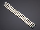 un bracelet en perles de culture et diamants