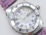gros plan d'une montre sur une surface blanche