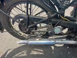 un gros plan d'une moto garée sur le bord de la route