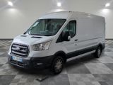 la camionnette blanche est garée sur le sol en damier d'une pièce