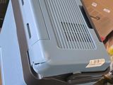 une valise bleue posée sur une pile de cartons