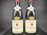 deux bouteilles de vin posées sur une boîte noire
