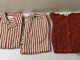 deux chemises rayées rouges et blanches et une chemise rayée rouge et blanche