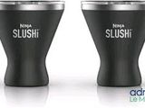 deux tasses noires et argentées posées l'une à côté de l'autre sur une surface blanche