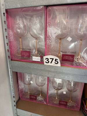 beaucoup de verres à vin sur les étagères du magasin