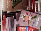 beaucoup de livres qui traînent sur une étagère
