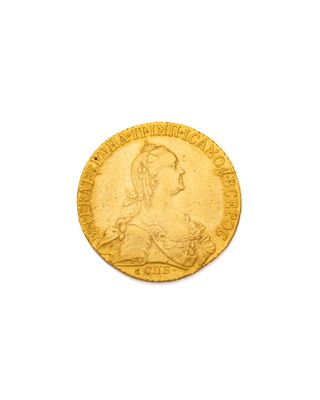 gros plan d'une pièce d'or sur une surface blanche