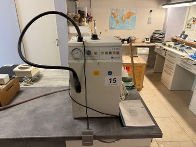 une machine posée sur un comptoir dans une pièce