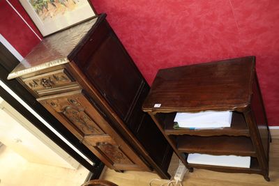 une armoire en bois et une chaise en bois dans une pièce