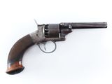 un vieux revolver avec un manche en bois sur fond blanc