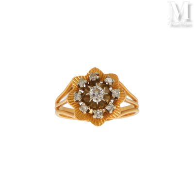 gros plan d'une bague en or avec des diamants sur fond blanc