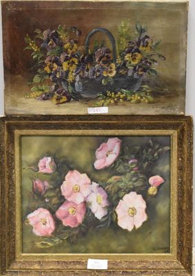 deux tableaux représentant des fleurs et un panier de fleurs posé sur une table