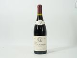 la bouteille de vin est posée sur une surface blanche