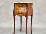 une petite table en bois avec un plateau en marbre