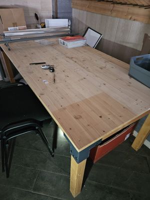 Lot comprenant une banque d'accueil, une table, deux fauteuils et...