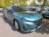 une voiture bleue garée sur le bord de la route