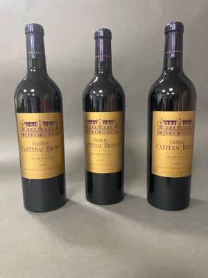 trois bouteilles de vin posées sur une table l'une à côté de l'autre