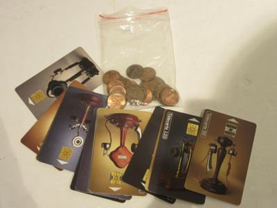 plein de cartes de crédit et un décapsuleur posés sur une table