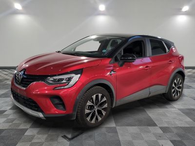la voiture rouge est garée sur le sol en damier d'un garage