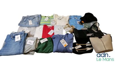 beaucoup de vêtements et un sac à main par terre