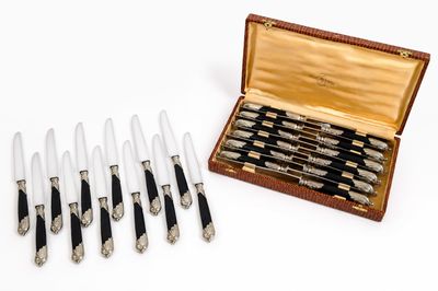 huit couteaux dans un coffret en bois et six couteaux dans un étui
