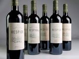 six bouteilles de vin rouge sont alignées