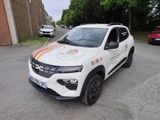 une petite voiture blanche garée dans un parking