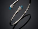 un bracelet manchette en argent orné d'une topaze bleue et de diamants