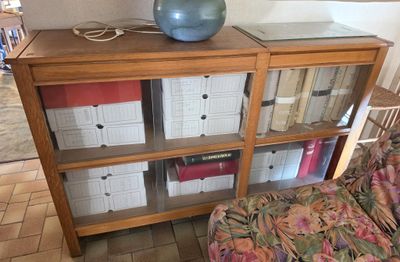 une bibliothèque sur laquelle est posé un vase bleu