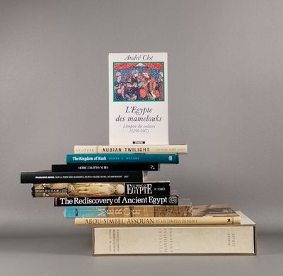 plusieurs livres sont empilés sur une table