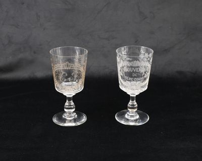 deux verres à vin posés sur une table noire