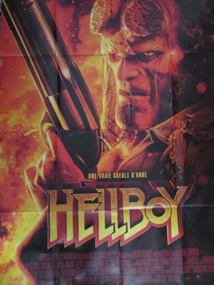 une affiche du film « Hellboy » représentant un homme tenant un pistolet
